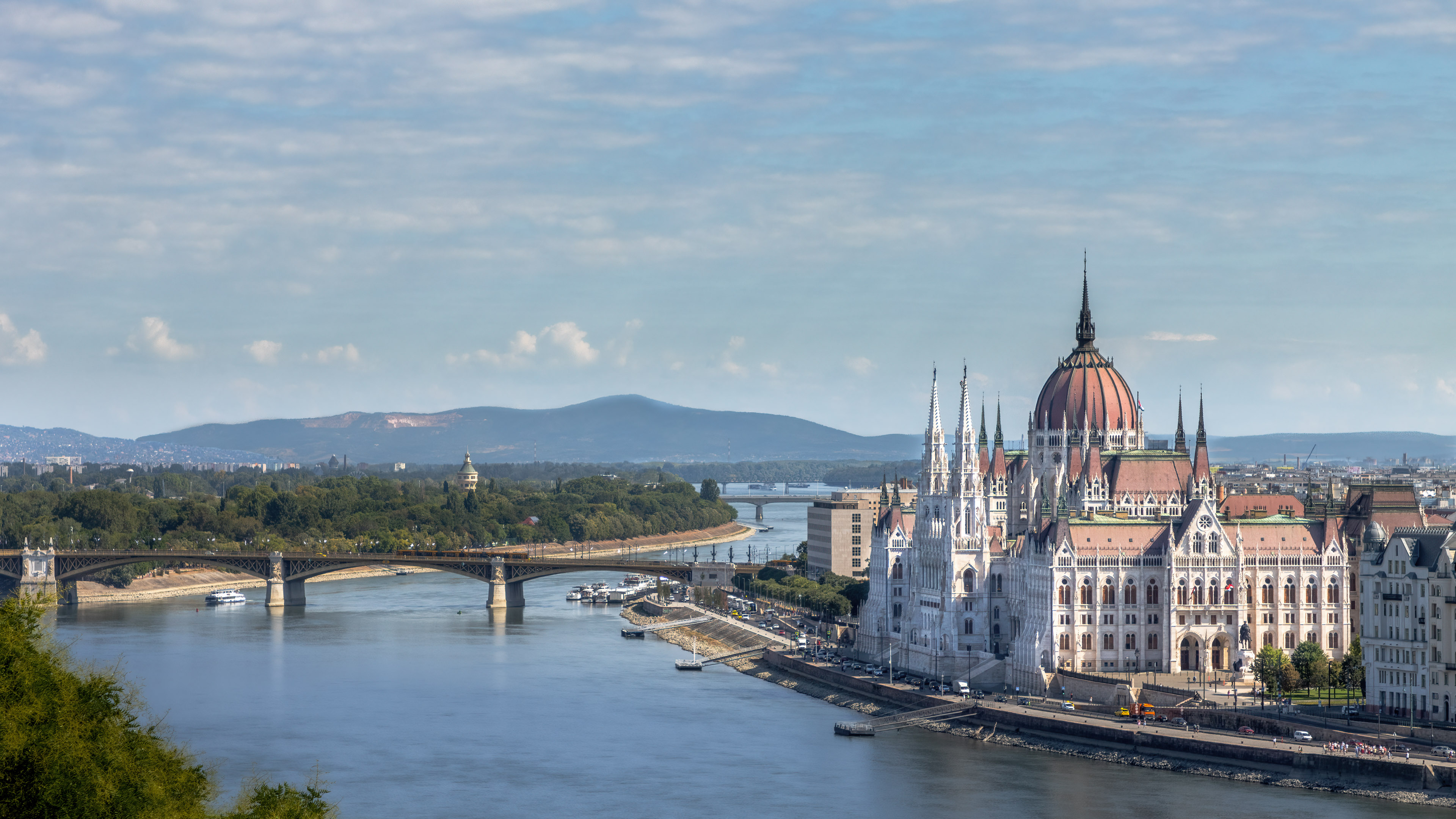 Explore the beauty of Budapest's skyline in stunning detail with our complimentary 4K wallpaper.