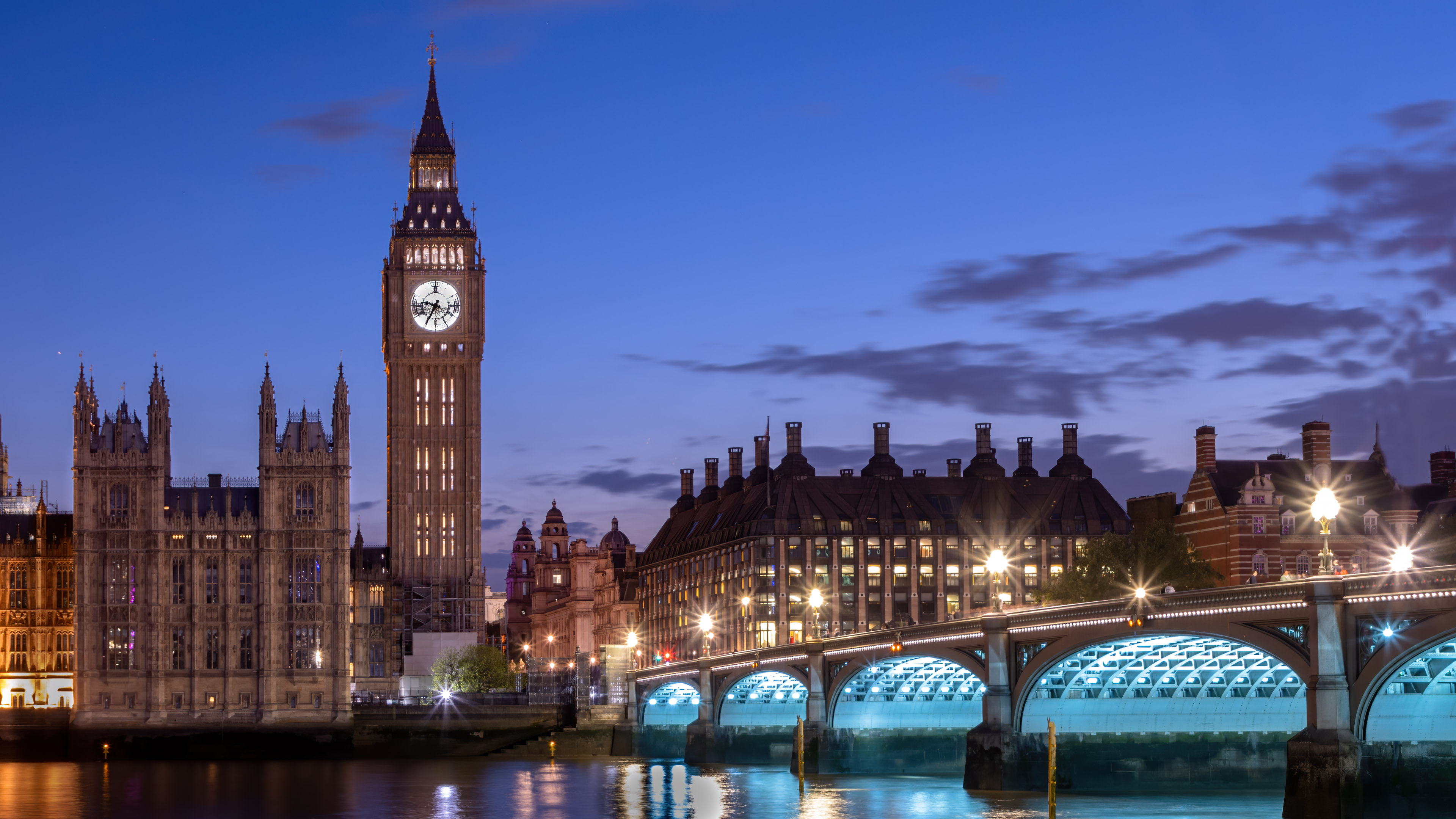 Voyagez au cœur de Londres avec notre fond d’écran d’ordinateur mettant en vedette le pont de Westminster et Big Ben la nuit, apportant les monuments emblématiques de la ville à votre bureau.