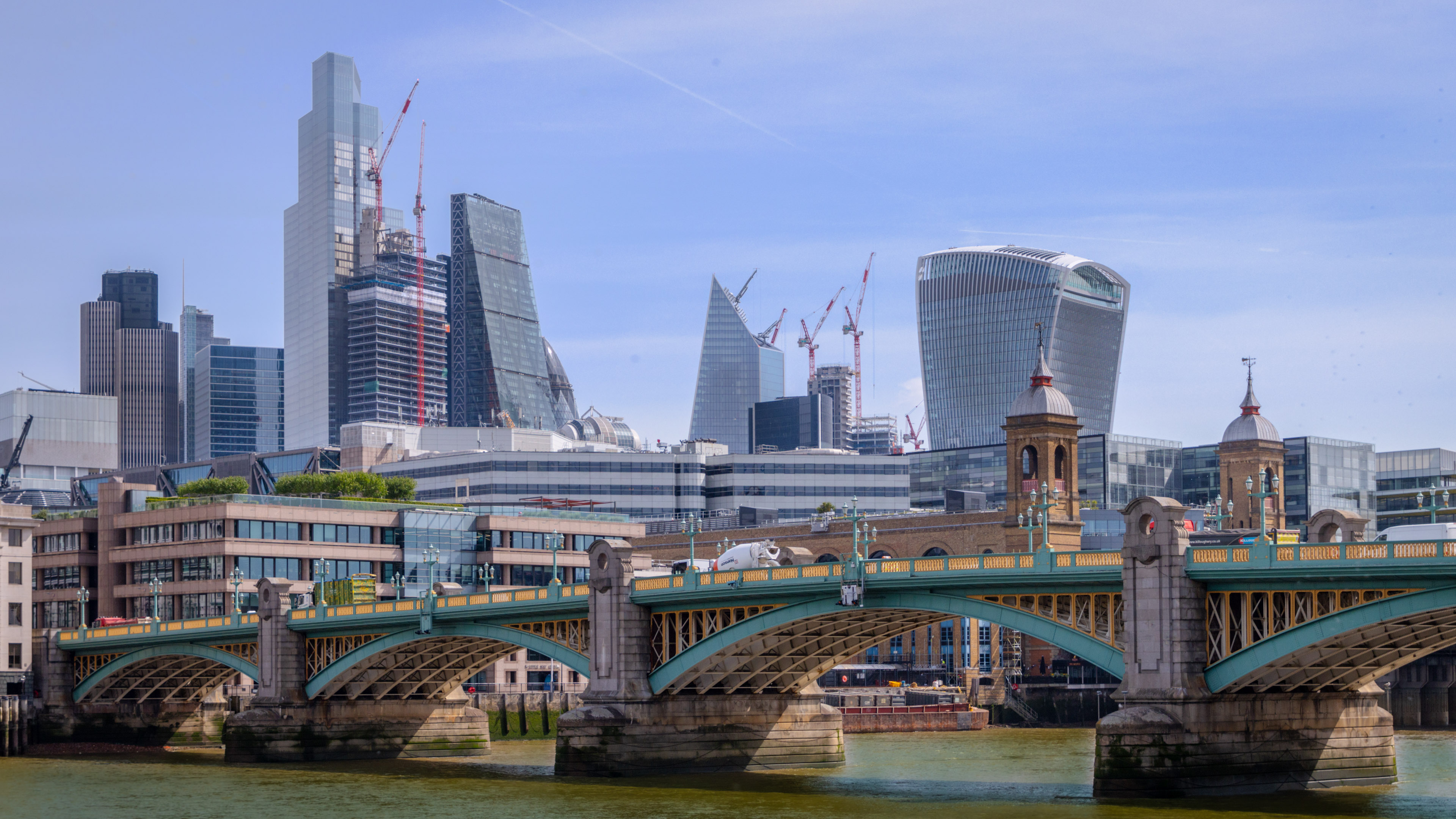 Capture the beauty of London's architecture with this cityscape wallpaper