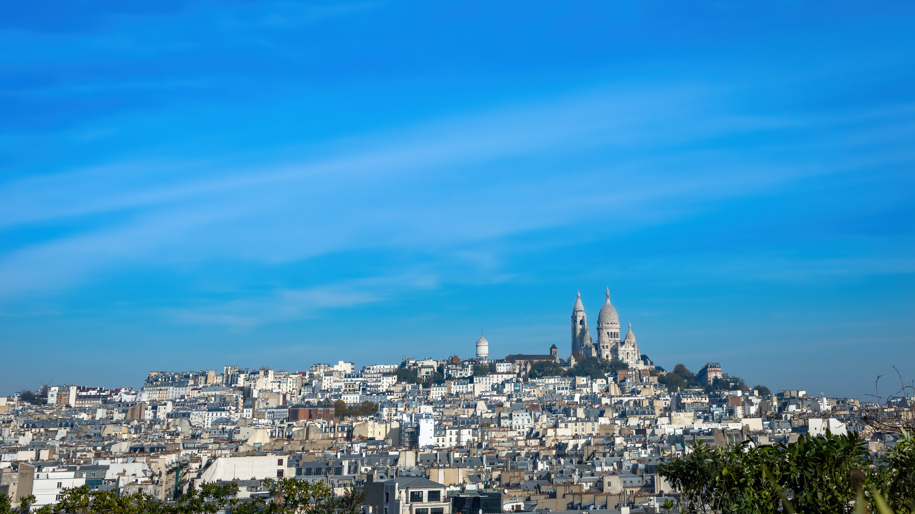 Beautiful cityscape wallpaper of Paris featuring the charming neighborhood of Montmartre and the iconic Sacré-Cœur Basilica.