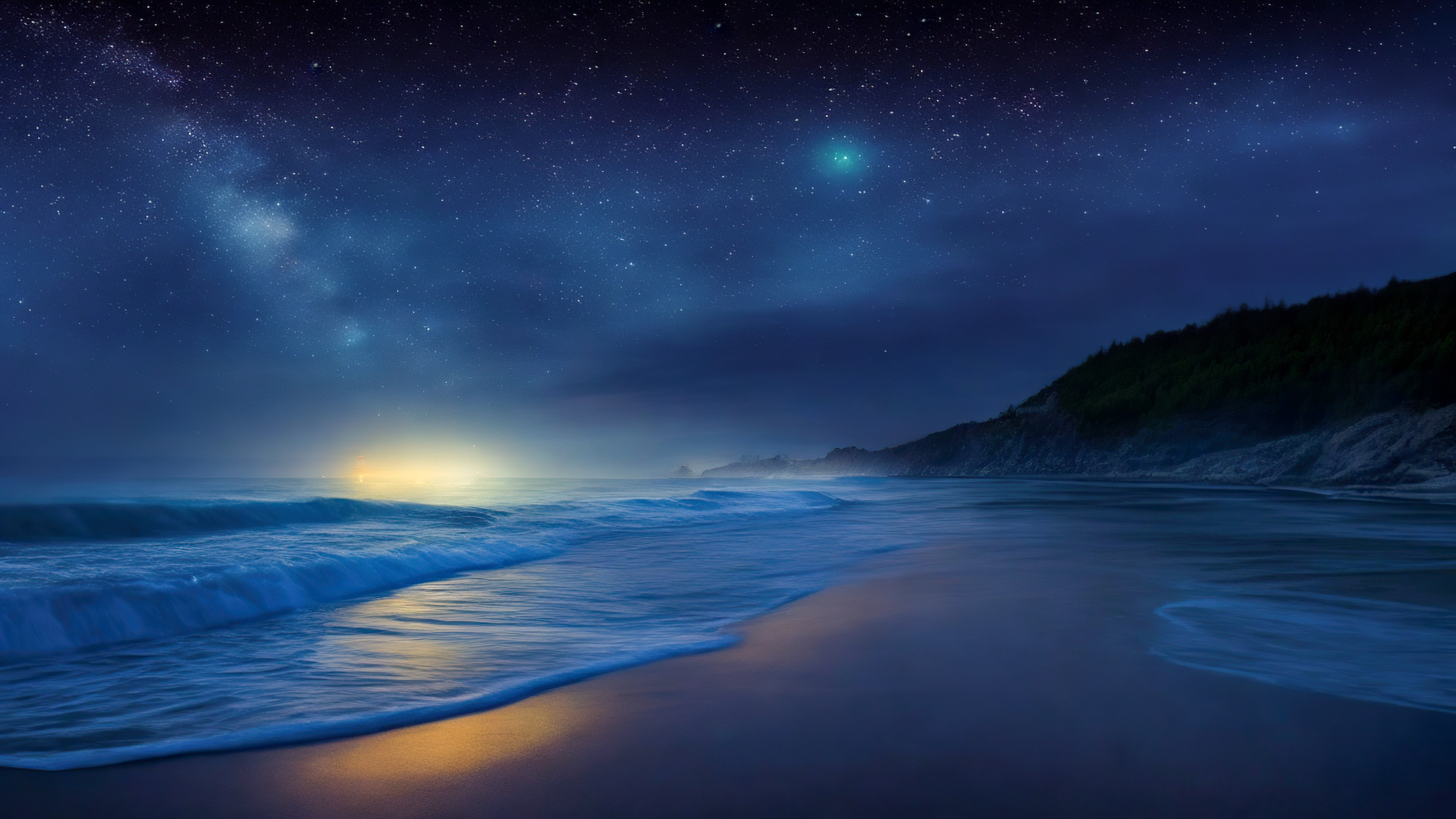 Téléchargez notre fond d'écran, capturant une plage éloignée la nuit, où les vagues rencontrent le rivage sous une toile d'étoiles scintillantes.
