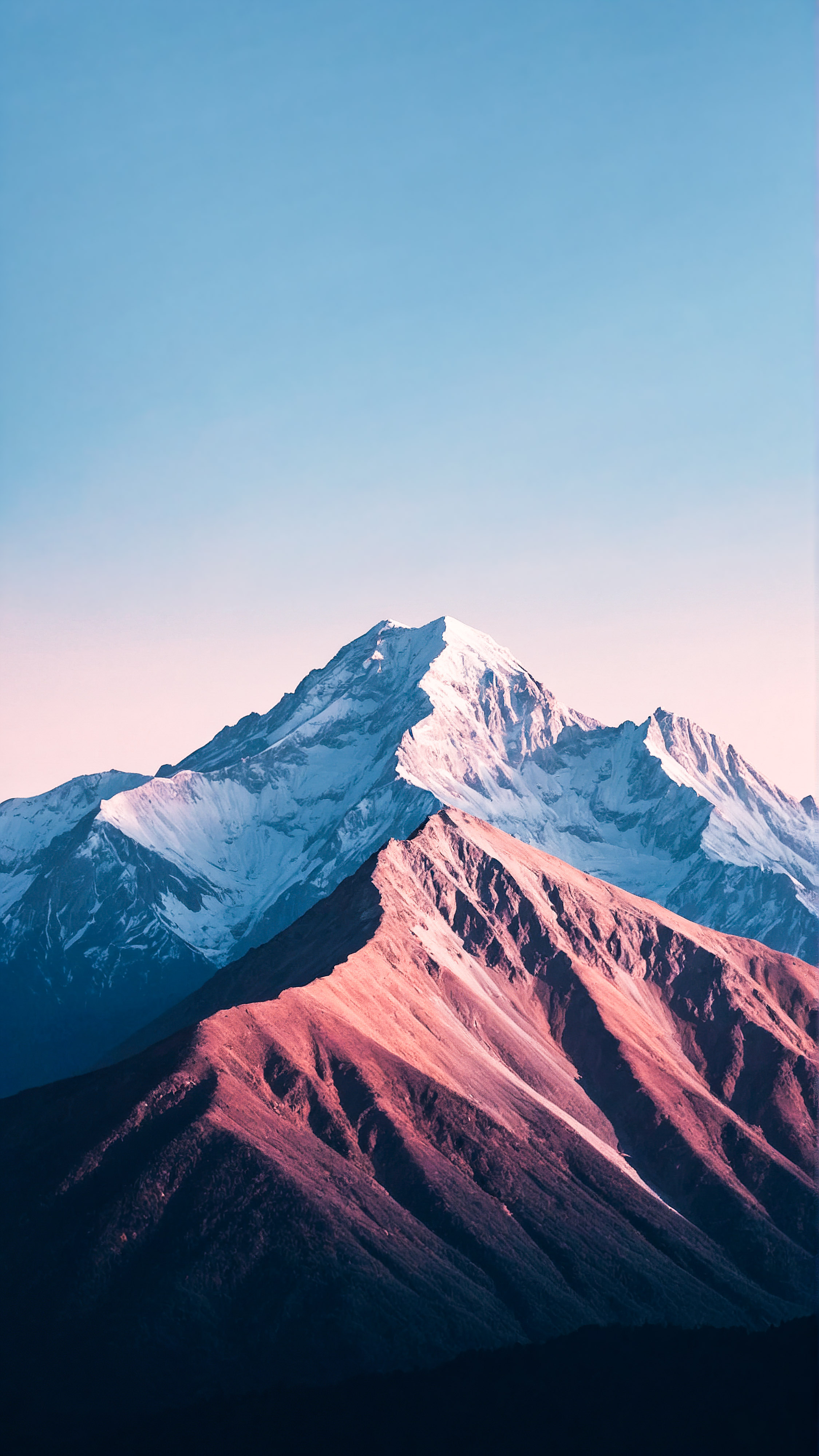 Apportez la beauté de la nature à votre écran avec notre fond d'écran bleu style pour iPhone, une représentation simple et propre d'une chaîne de montagnes contre un ciel aux couleurs pastel.