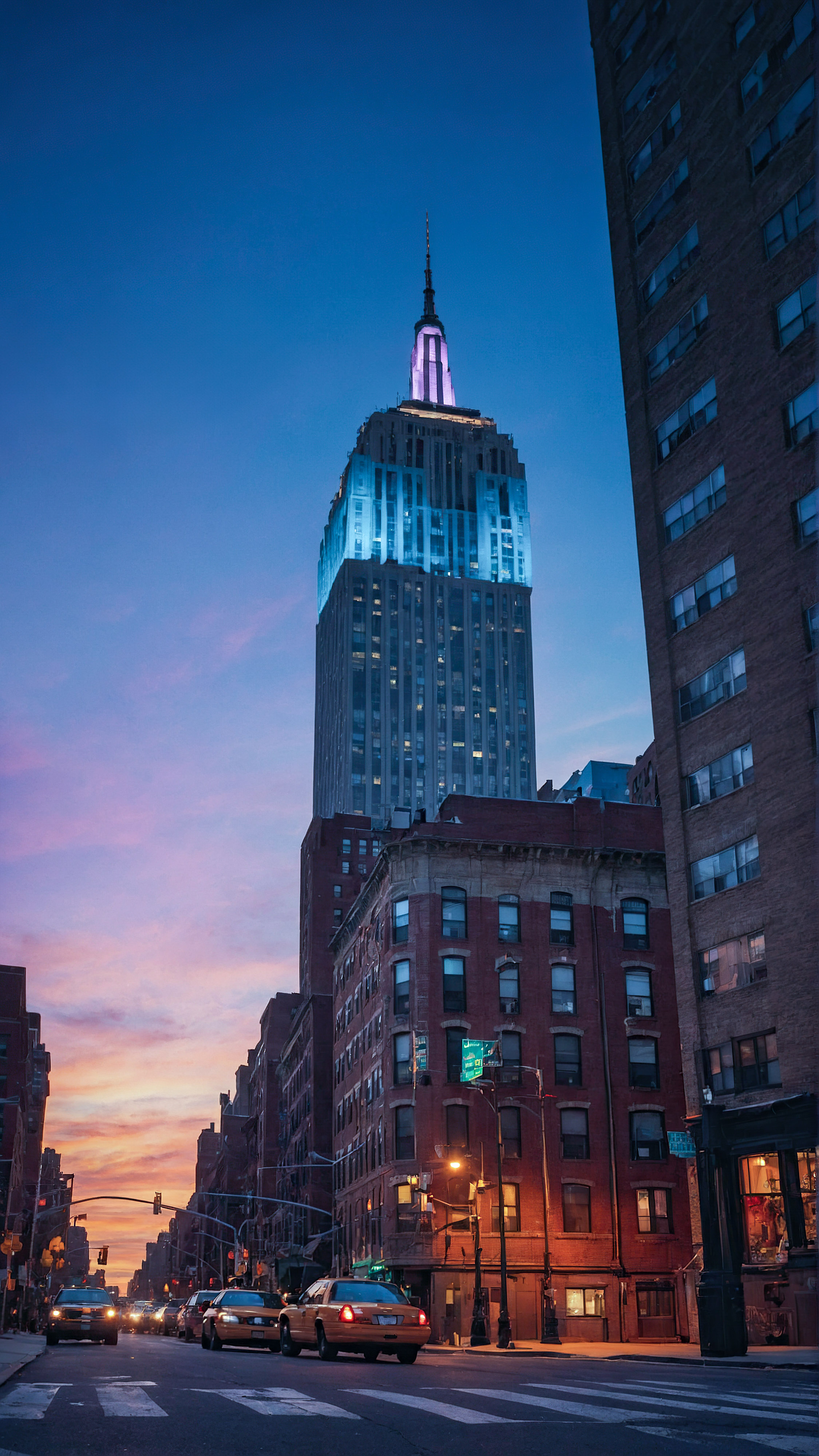 Transformez votre appareil avec notre beau fond d'écran esthétique 4K pour iPhone, présentant une représentation artistique et colorée d'un paysage urbain de New York au crépuscule avec une tour en arrière-plan. 