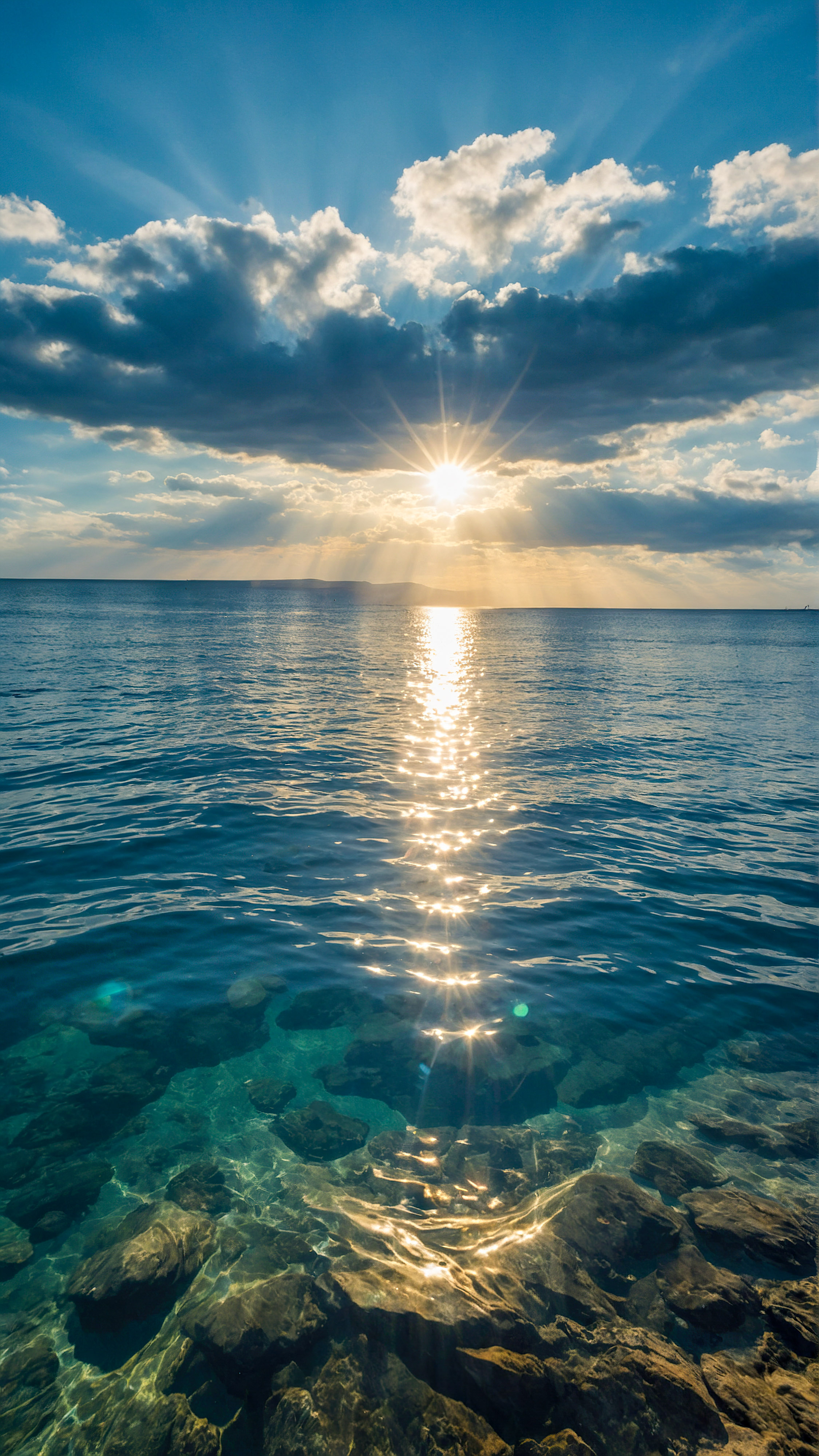 Goûtez à la tranquillité avec notre arrière-plan nature en 4K pour iPhone, présentant un paysage marin serein et magnifique avec des cieux bleus clairs et des eaux calmes reflétant la lumière du soleil, transformant votre écran en une fenêtre sur la sérénité de la nature. 
