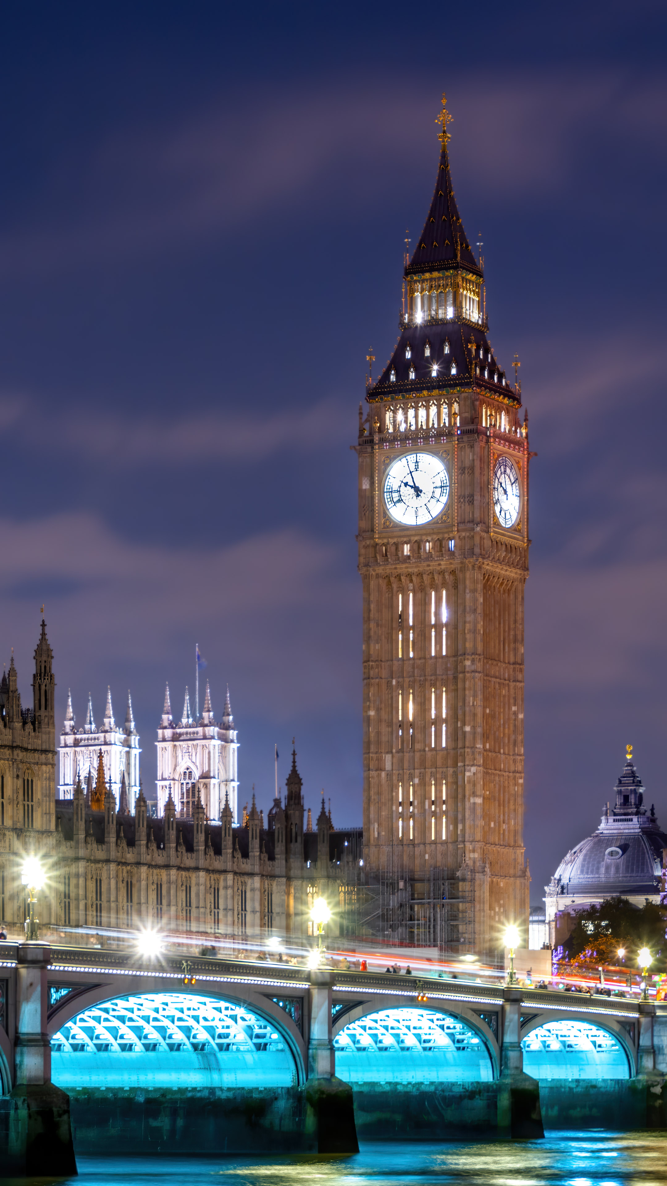 Enjoy the iconic view of London Big Ben and Westminster Bridge at night with this mobile wallpaper.