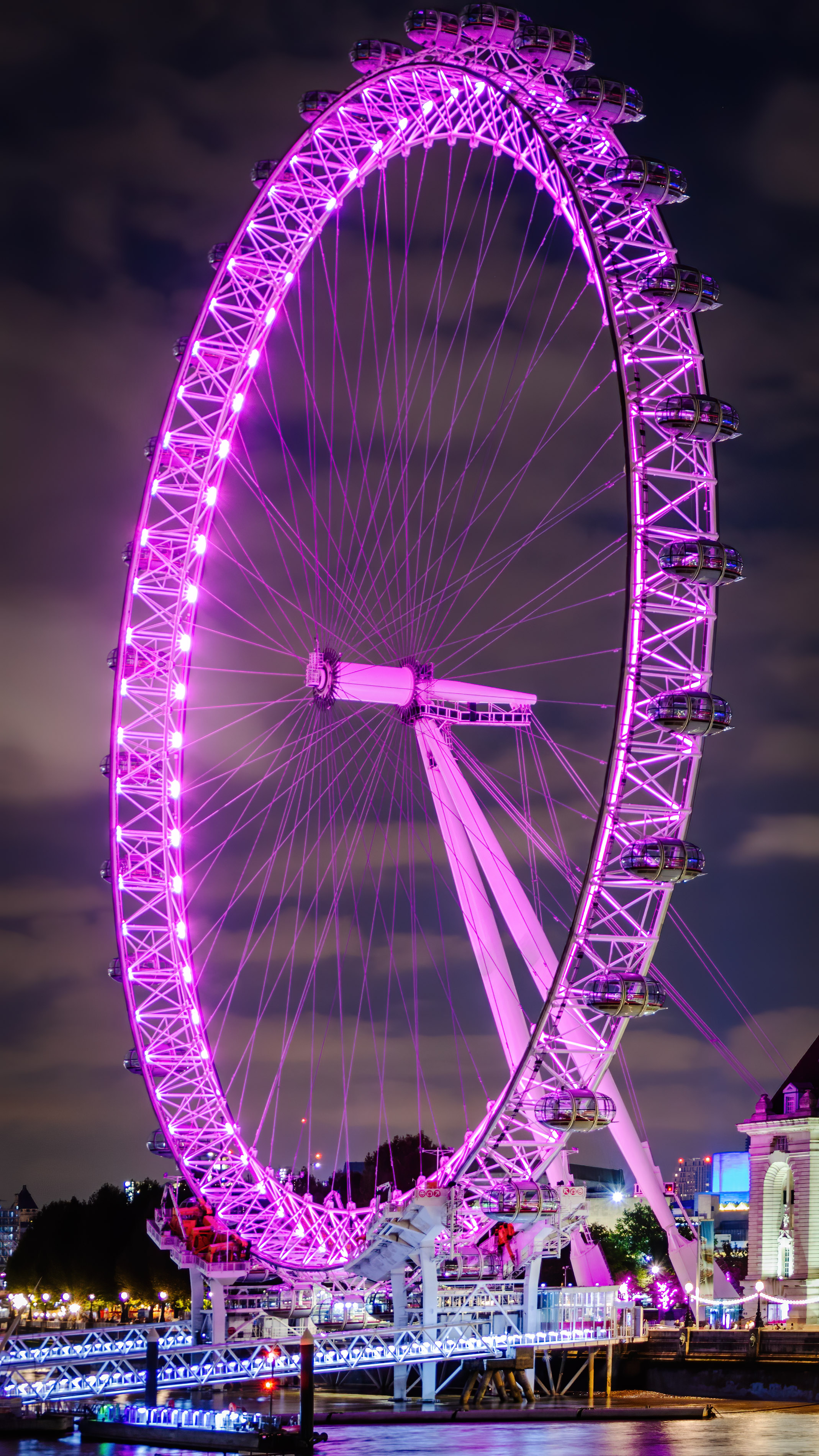This wallpaper captures the beauty of London Eye at night with its glowing buildings and stunning skyline.