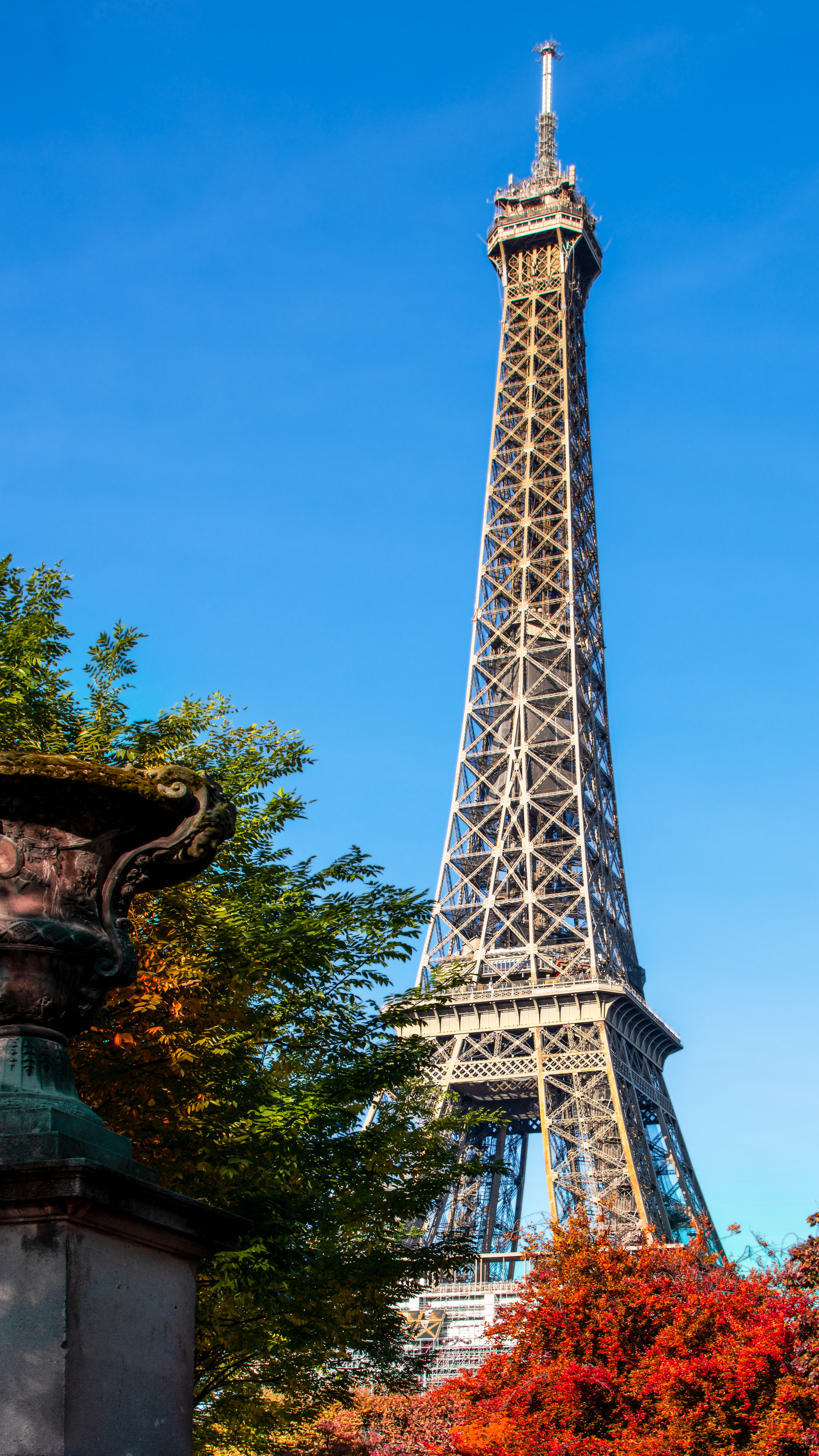 iphone city wallpaper of Eiffel Tower in Paris in 4K Ultra HD resolution