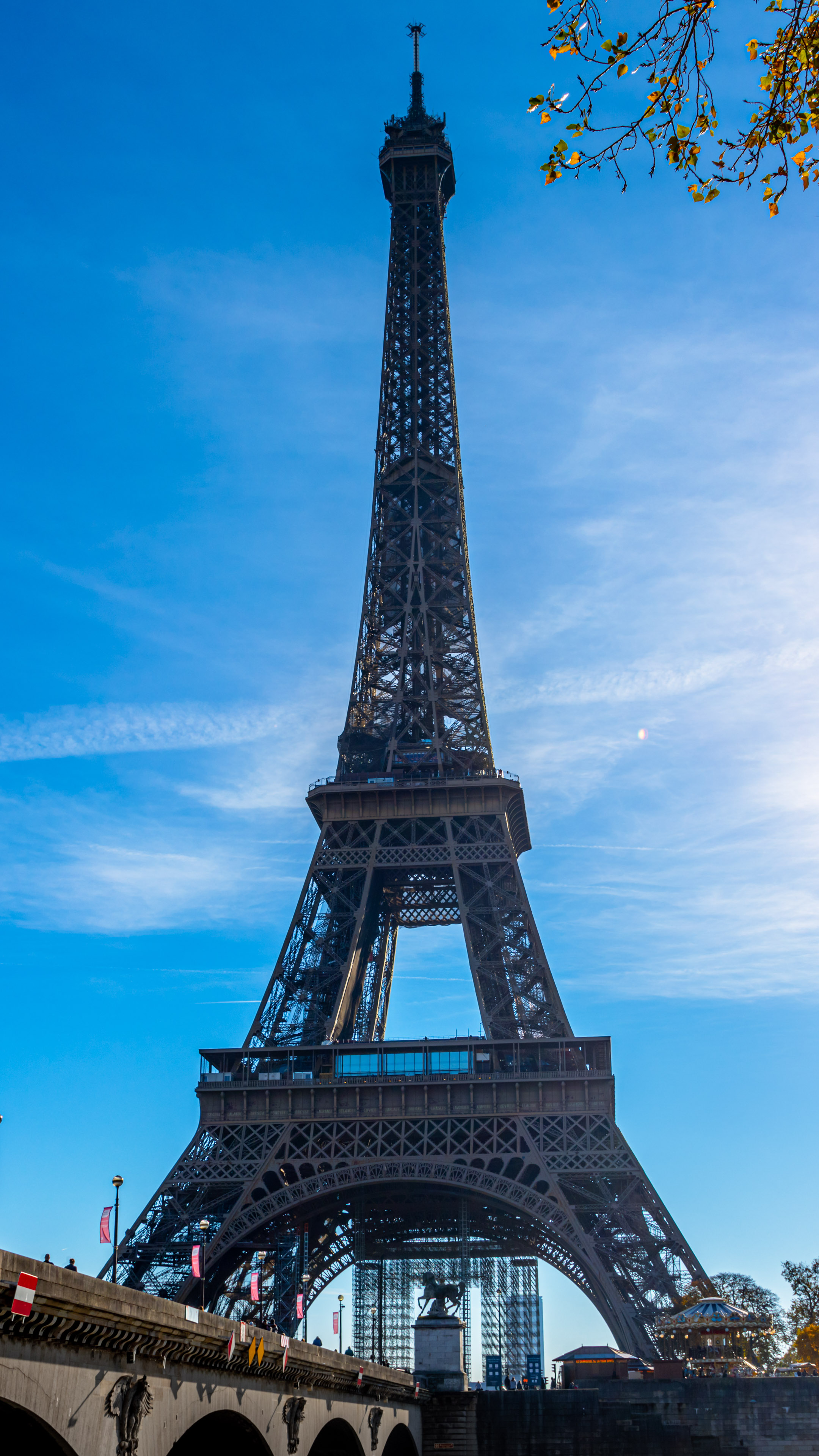 Admire the elegance of Paris from your screen with our 4K HD iPhone wallpaper featuring the iconic Eiffel Tower.