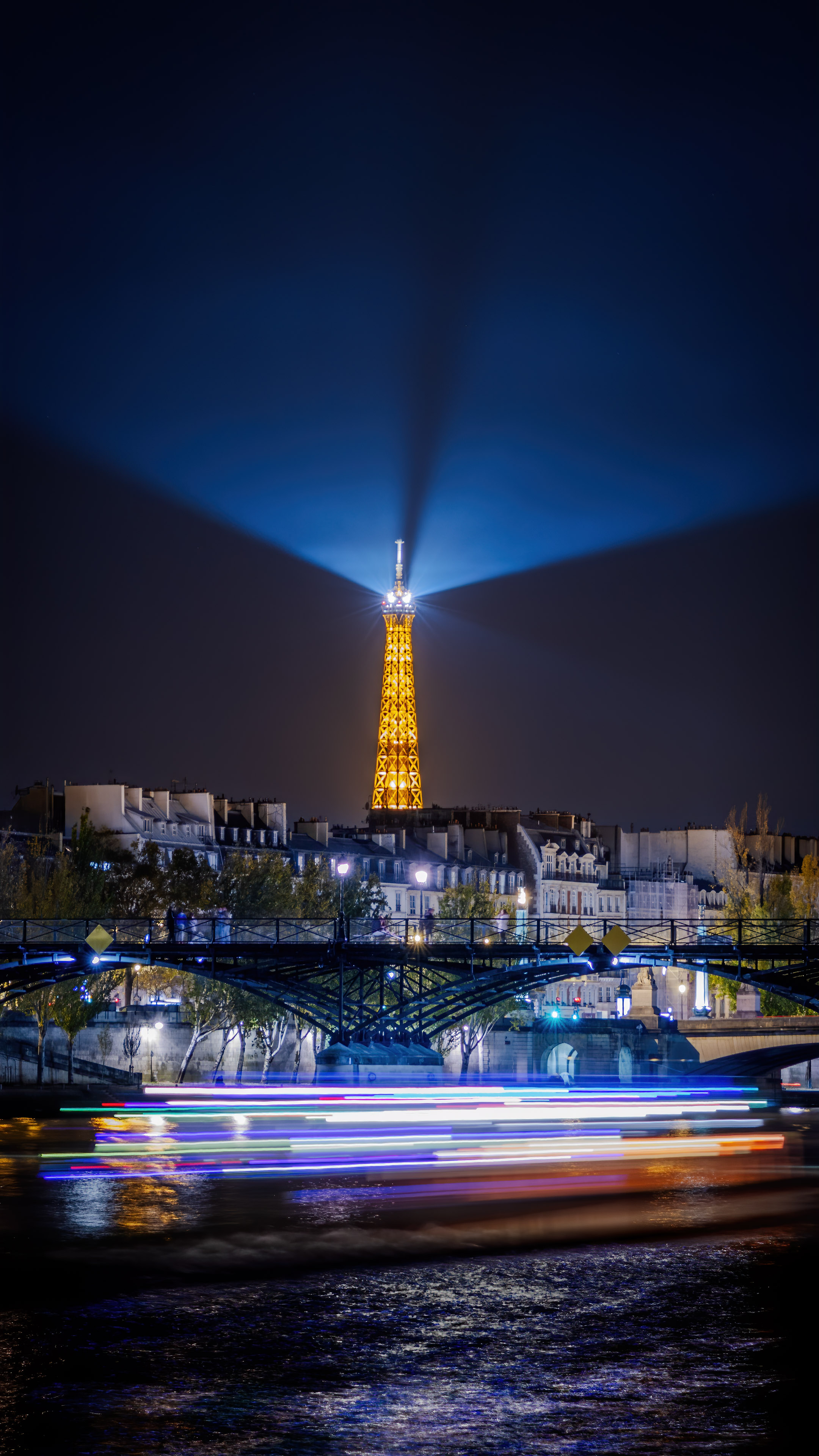 Get lost in the stunning Parisian cityscape and Eiffel Tower with our high-quality night city wallpaper. Perfect for iPhone and mobile devices.