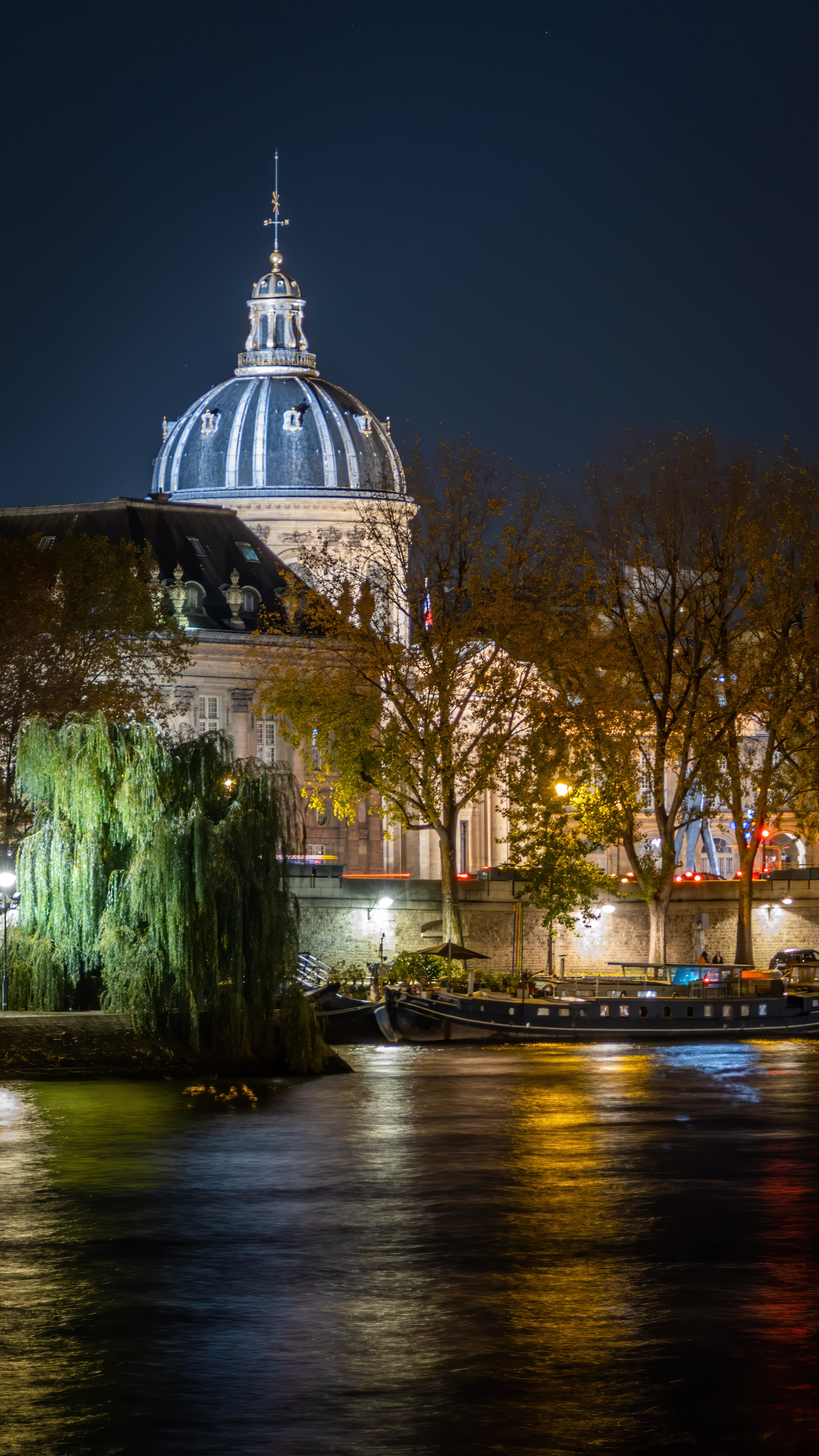 Capturez l'essence de la Ville de l'Amour sur votre iPhone avec cet fond d'écran romantique de la ville de Paris présentant une rue pittoresque bordée de cafés charmants et de bâtiments colorés.
