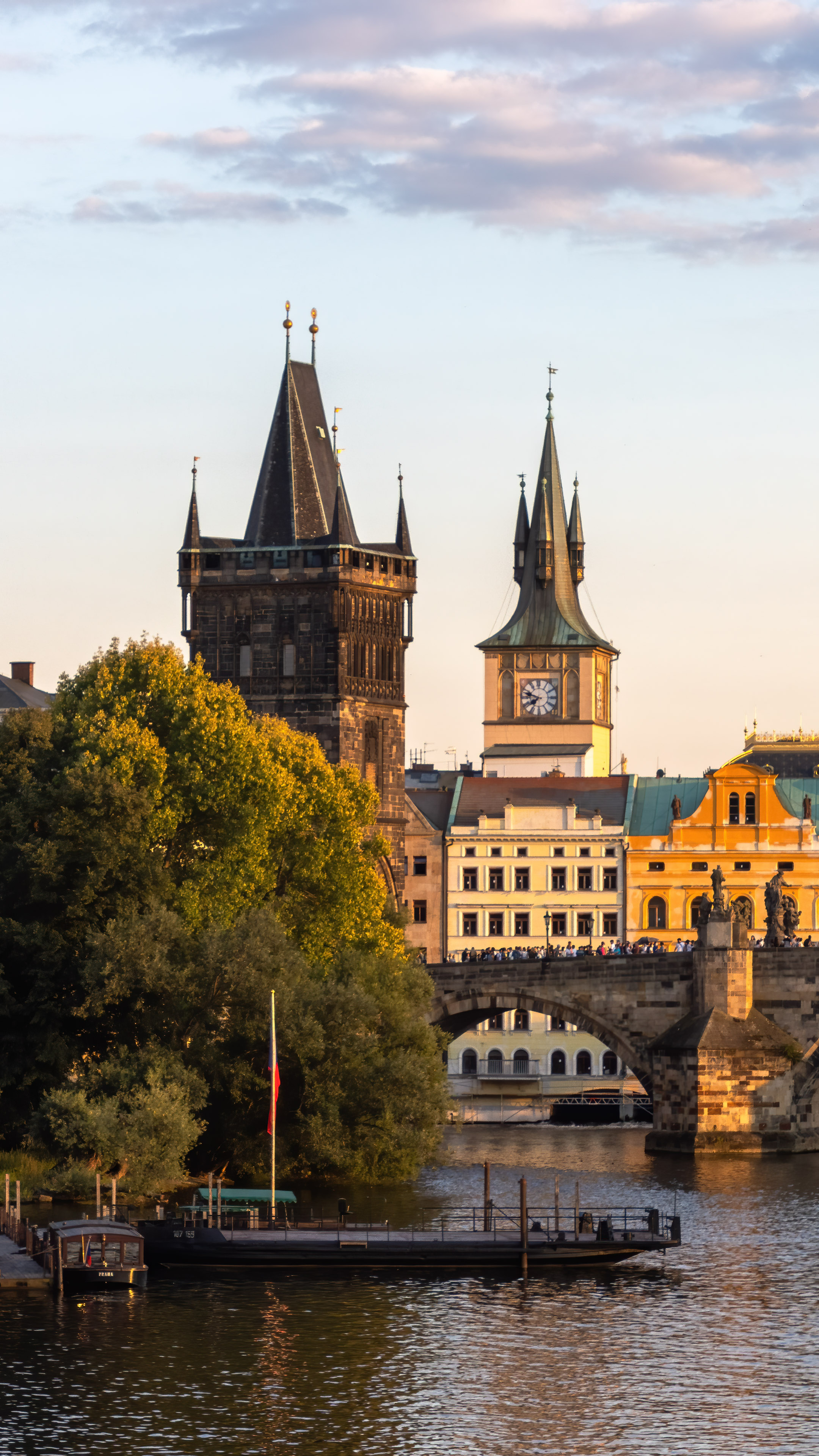 Transportez votre iPhone vers le paysage pittoresque de Prague avec notre fond d’écran de la ville de Prague, vous immergeant dans le charme et la beauté historique de ce joyau européen.