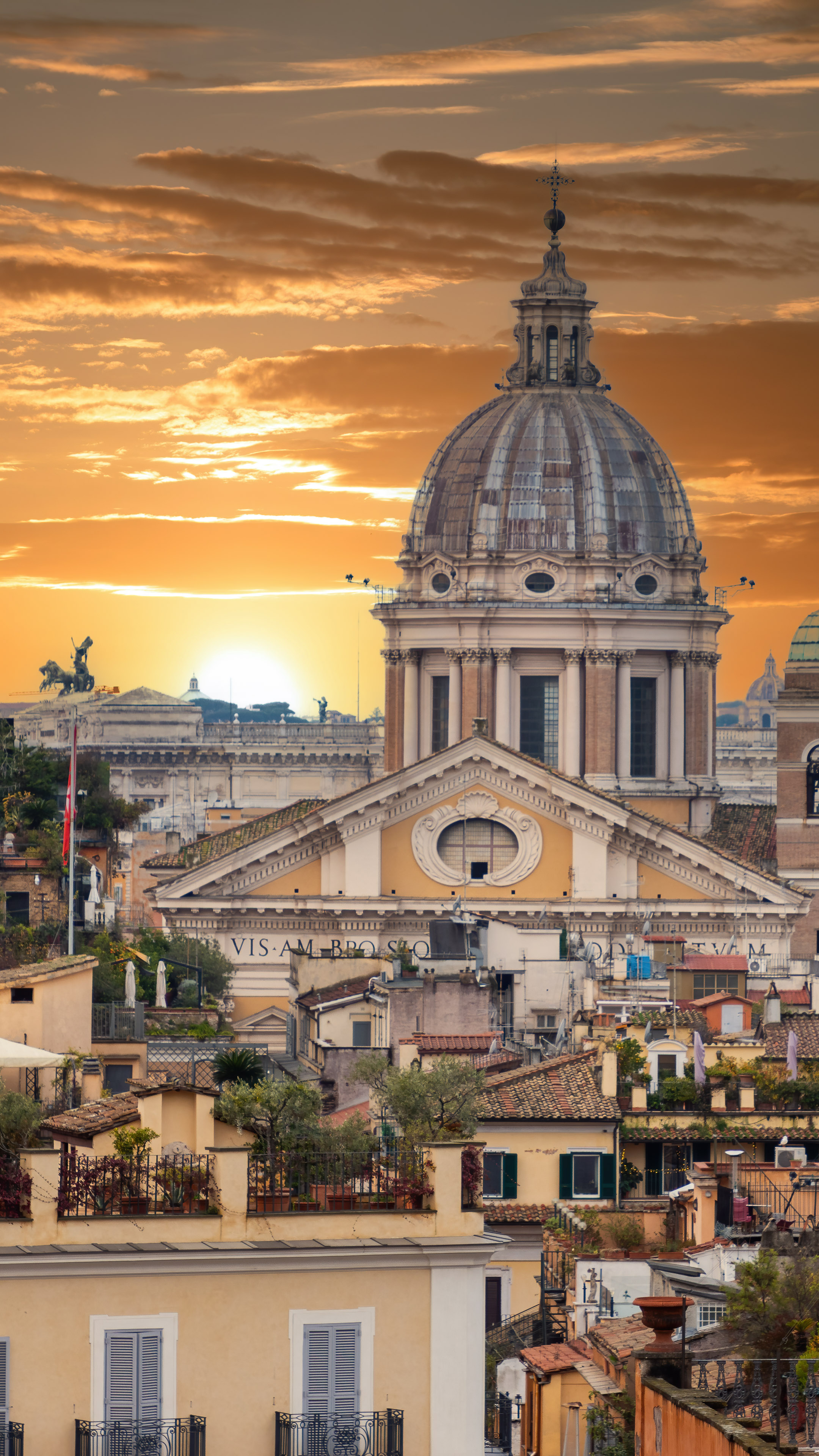 Witness the sunrise over Rome's magnificent cityscape of iconic landmarks like St. Peter's Basilica with our wallpaper.