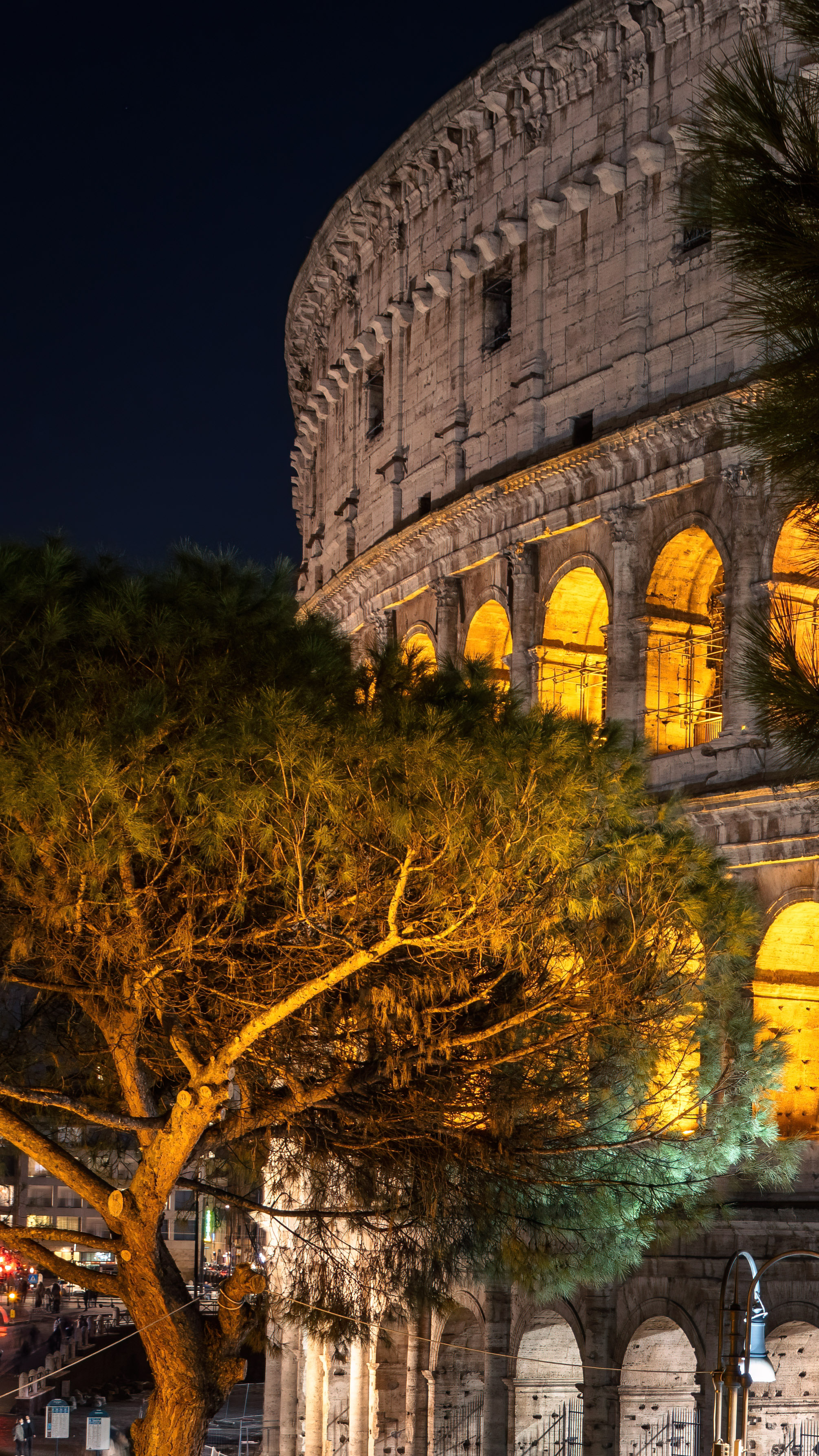 Voyagez au cœur de l’Italie avec notre fond d’écran nocturne mettant en vedette les lumières du Colisée de Rome, ajoutant une touche de grandeur historique à votre appareil.