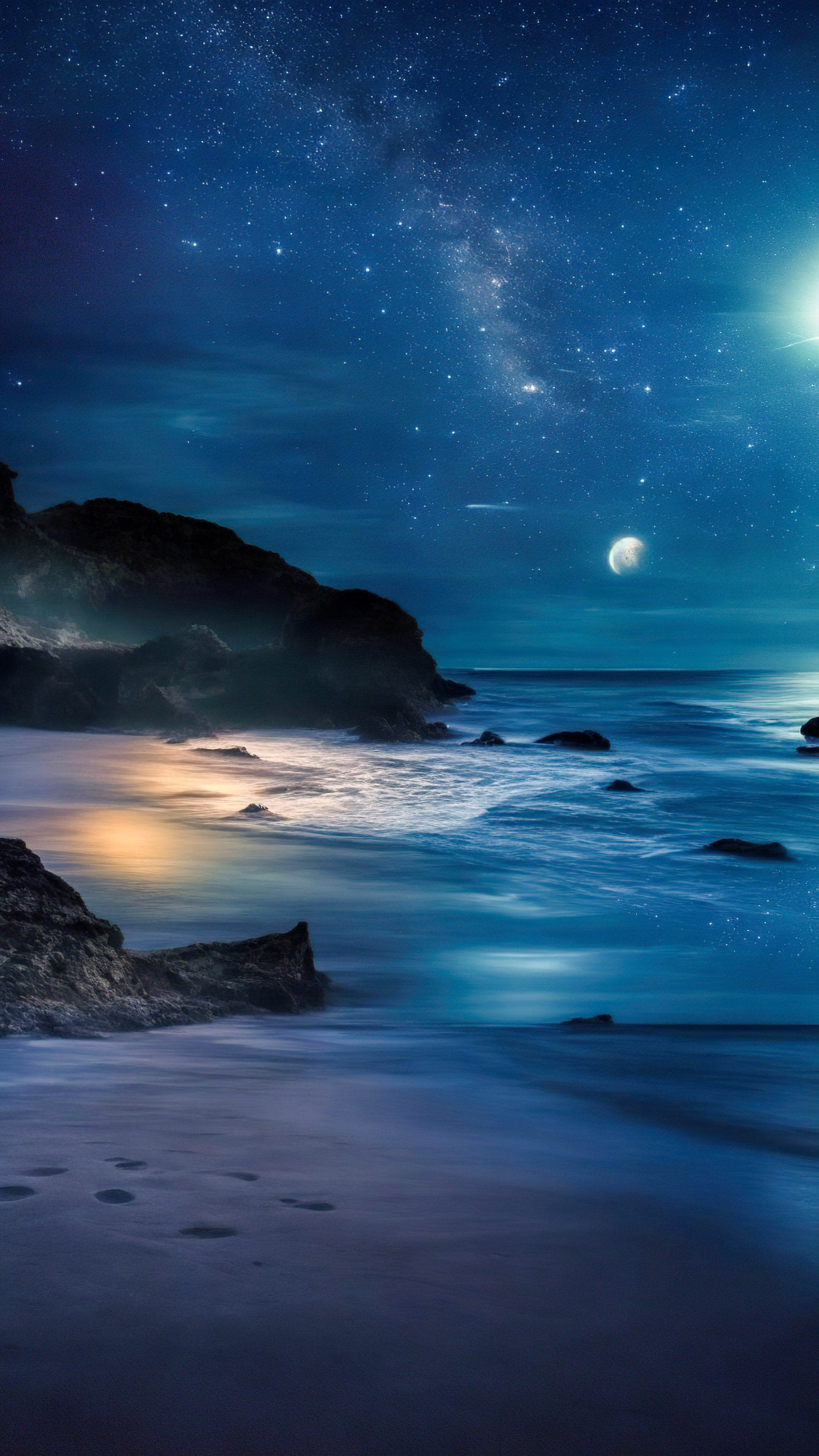 Transformez votre iPhone avec notre fond d'écran gratuit de beaux paysages, représentant une plage isolée la nuit, où les vagues rencontrent le rivage sous un ciel étoilé.