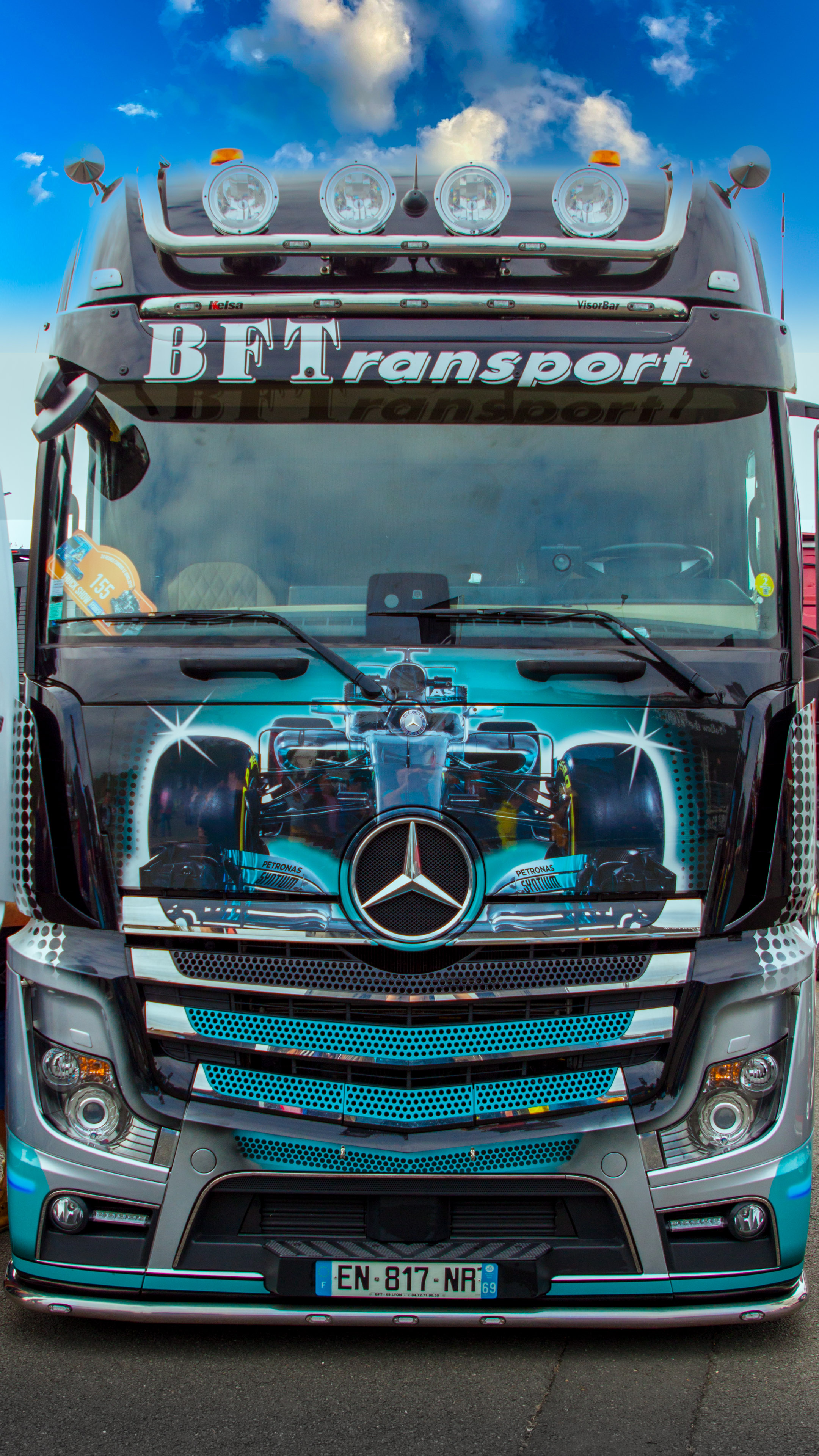 cool wallpapers for your phone of Mercedes truck in 4K Ultra HD resolution